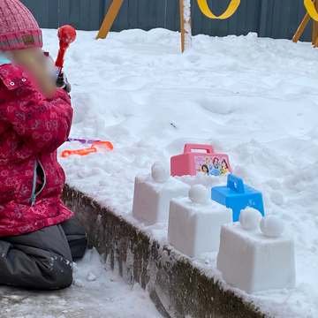 Snowy castle builders